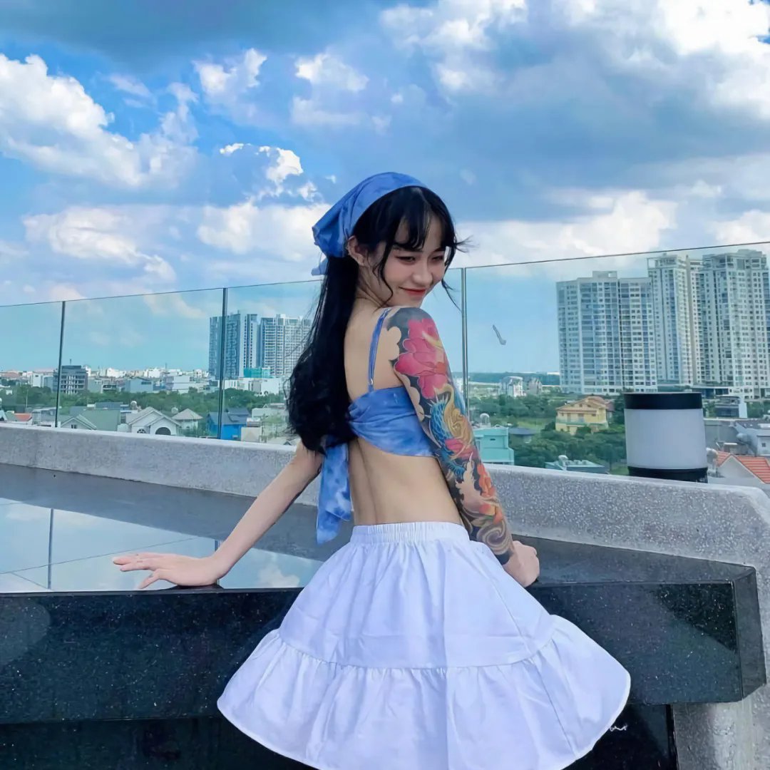 腰间持枪